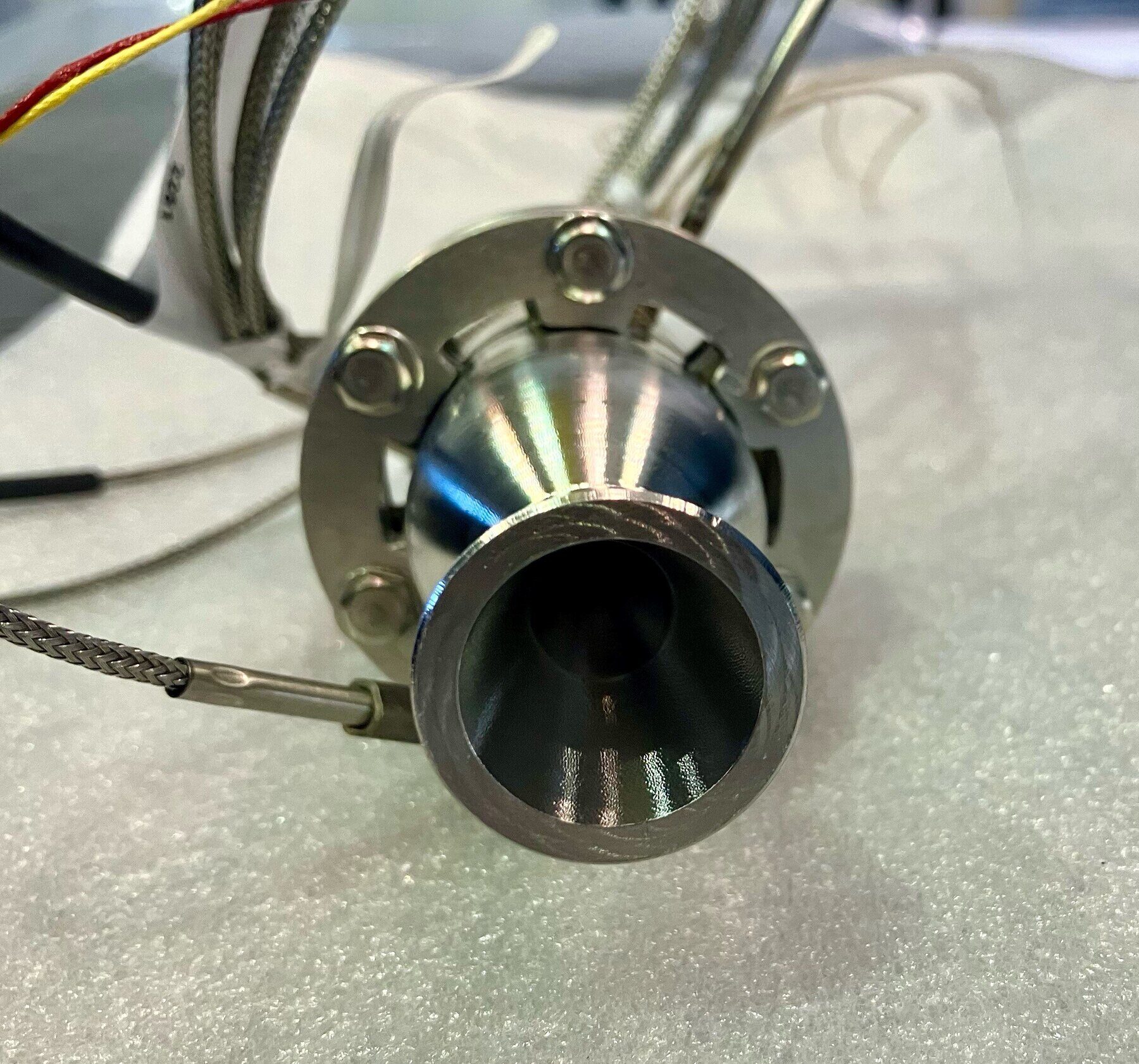 Macaw Thruster